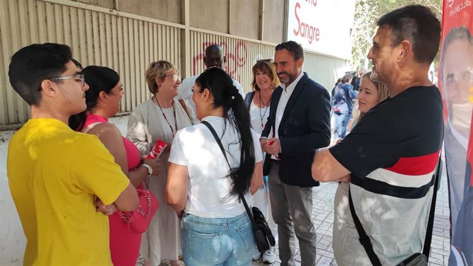 El candidato socialista a la Alcaldía de Málaga, Daniel Pérez,  en una rueda de prensa