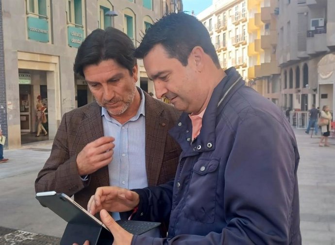 El portavoz de la Ejecutiva Provincial del PSOE de Huelva y parlamentario andaluz, Enrique Gaviño, junto al senador socialista onubense Amaro Huelva.