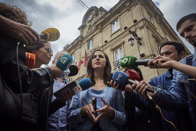 La ministra de Derechos Sociales y Agenda 2030 y secretaria general de Podemos, Ione Belarra, atiende a medios a su llegada a Ourense, a 5 de mayo de 2023, en Ourense, Galicia (España). Durante su visita por la ciudad, Belarra ha participado en un encue