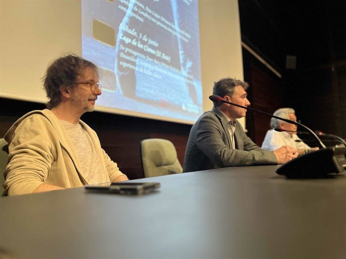 El coreógrafo Mariano Cruceta en la rueda de prensa de presentación junto al gerente de Fundación Caja Rioja, Carlos Fuentes, y el director de la Casa de la Danza, Mariano Cruceta