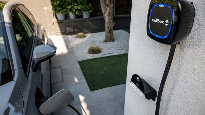 Archivo - Un cargador de emovili