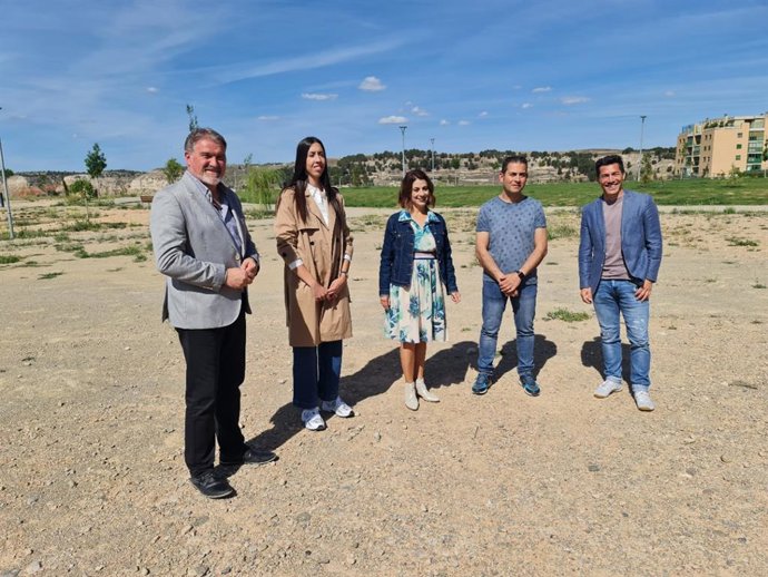 La parcela en la que se ubicará la nueva escuela municipal infantil está en el Polígono Sur, que ha visitado la alcaldesa, Emma Buj.