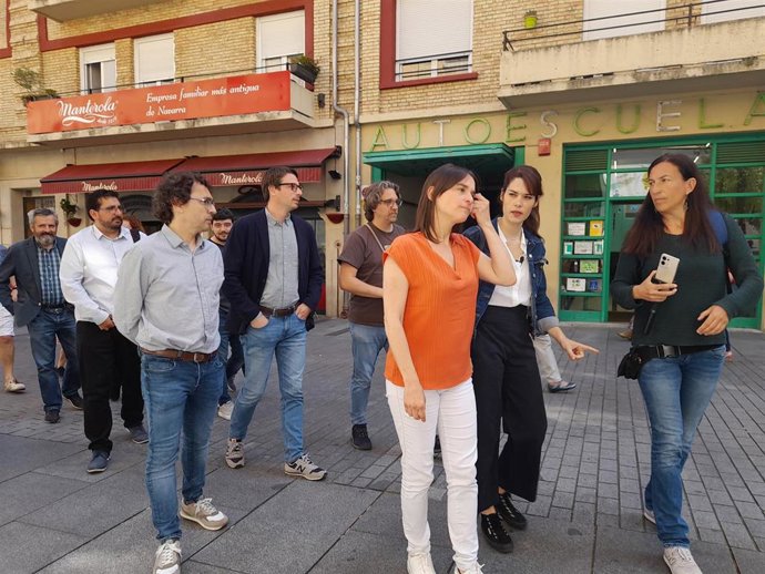 La portavoz nacional de Podemos, Isa Serra, junto a la candidata de Contigo Navarra a la Presidencia de Navarra, Begoña Alfaro, y otros miembros de la coalición