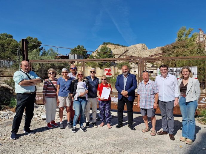 El candidato del PP a la acaldía de Palma, Jaime Martínez, junto a miembros de la Plataforma contra la cantera de Establiments.