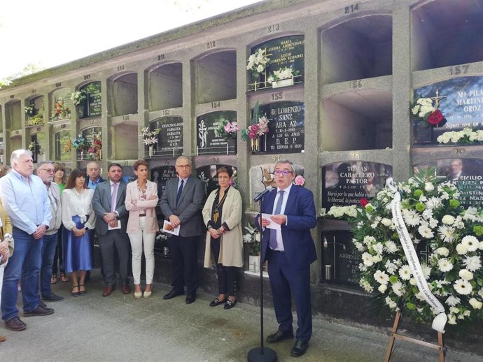 Javier Caballero interviene en el acto de recuerdo a su padre, Tomás Caballero, en el 25 aniversario de su asesinato a manos de ETA.