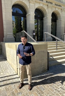 El secretario general del PP, Alfonso Domínguez, junto a la puerta del IES Sagasta