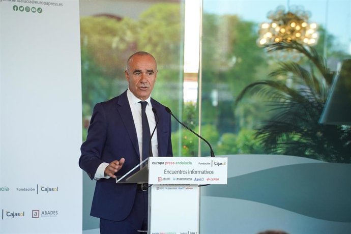 El alcalde de Sevilla, Antonio Muñoz, interviene durante el encuentro informativo organizado por Europa Press Andalucía en el Restaurante Abades, a 5 de mayo de 2023 en Sevilla (Andalucía, España). 