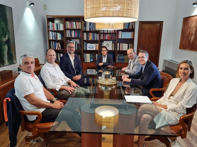 Reunión de los representantes de INEOS con el conseller de Modelo Económico, Turismo y Trabajo, Iago Negueruela.