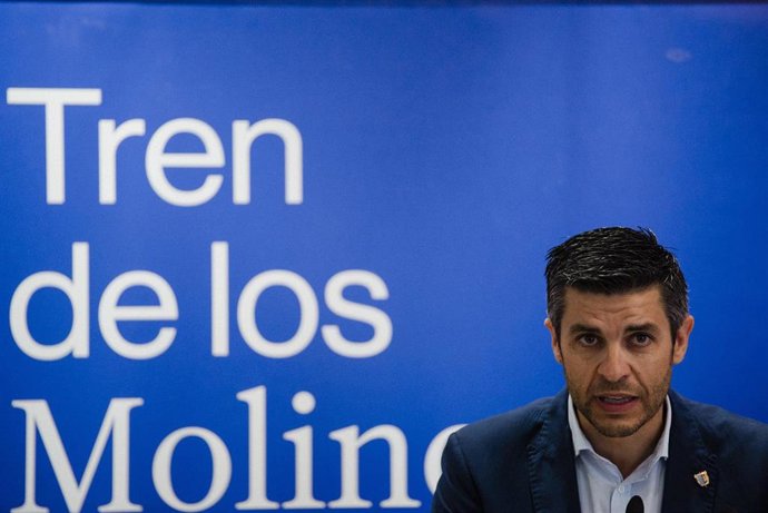 El alcalde de Campo de Criptana, Santiago Lázaro, presenta la oferta turística de la ciudad manchega en plena Gran Vía de Madrid