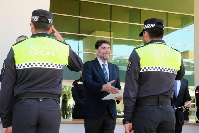 El alcalde de Alicante y candidato del Partido Popular a la reelección, Luis Barcala, ha anunciado este jueves que la Policía de Barrio será "el eje fundamental" de su apuesta por "reforzar la seguridad de los alicantinos y erradicar conductas incívicas.