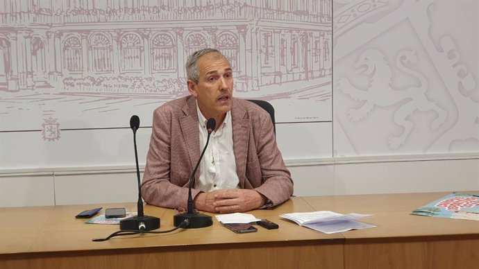 El concejal de Régimen Interior, Movilidad y Deportes, Vicente Canuria, durante la rueda de prensa de presentación de los Campus Deportivos.