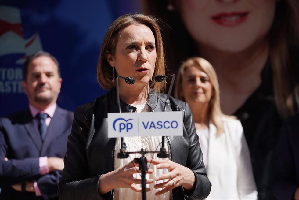 La secretaria general del Partido Popular, Cuca Gamarra, interviene en un acto durante su visita la sede electoral de su partido en Vitoria, a 5 de mayo de 2023, en Vitoria-Gasteiz, Álava, País Vasco (España). Gamarra ha visitado la sede de cara a las e