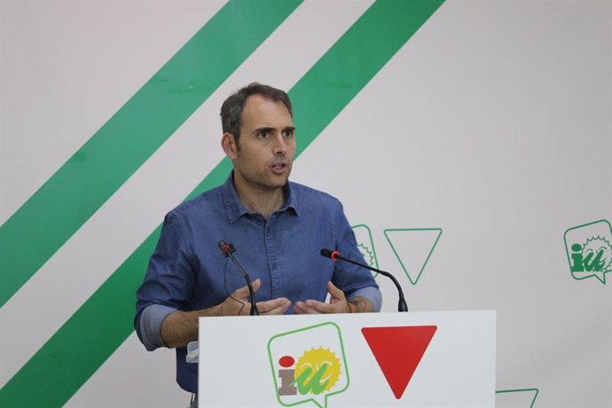 El coordinador general de Izquierda Unida Andalucía, Toni Valero, este viernes en rueda de prensa.