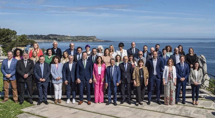 Foto de familia de los integrantes de la candidatura autonómica del PRC en las elecciones del 28 de mayo, encabezada por Miguel Ángel Revilla