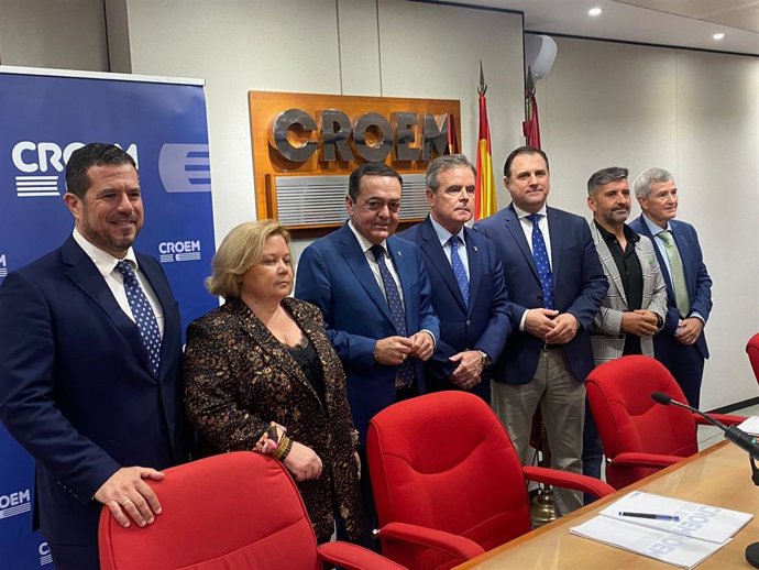 El presidente de CROEM, José María Albarracín, junto a representantes de COEC, CECLOR, FRECOM, HoyTú y FROET