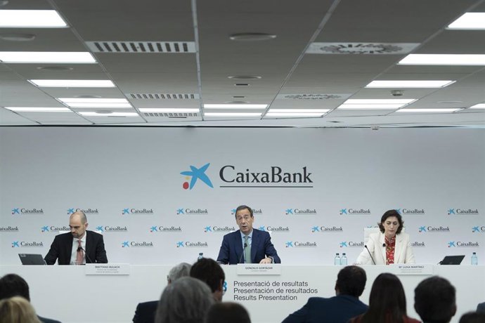 (I-D) El director de Contabilidad, Control de Gestión y Capital de Caixabank, Matthias Bulach; el consejero delegado de CaixaBank, Gonzalo Cortázar, y la directora de Comunicación y Relaciones Institucionales de Caixabank, María Luisa Martínez, durante 