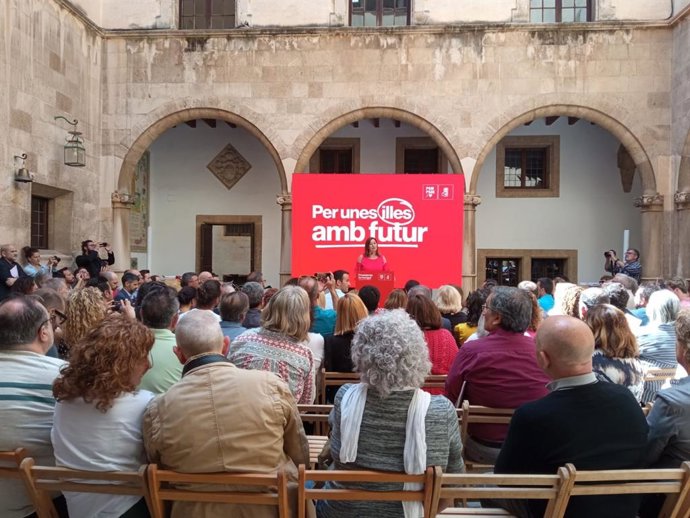La candidata del PSIB a la presidencia del Govern, Francina Armengol, se dirige a los asistentes al acto de presentación del programa electoral.
