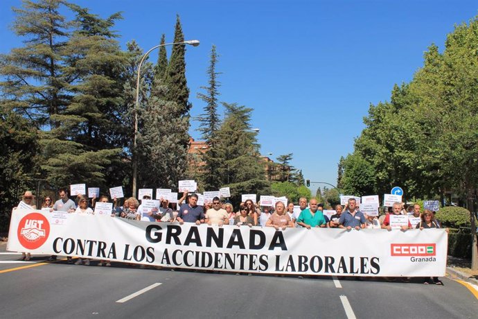 Concentración de CCOO y UGT en Granada por la muerte en accidente laboral de un trabajador en Chimeneas