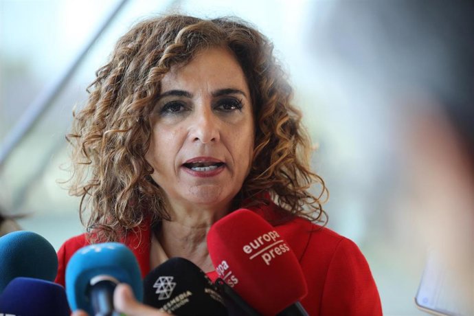 La ministra de Hacienda y Función Pública, María Jesús Montero, atiende a los medios de comunicación tras el encuentro de Europa Press. A 5 de mayo de 2023 en Sevilla (Andalucía, España). El alcalde de Sevilla, Antonio Muñoz, participa en un encuentro i