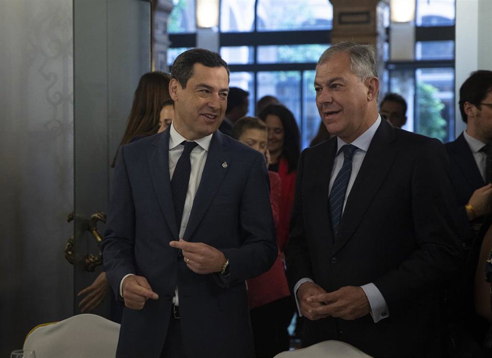 El candidato del PP a la Alcaldía de Sevilla, José Luis Sanz, junto al presidente de la Junta de Andalucía, Juanma Moreno