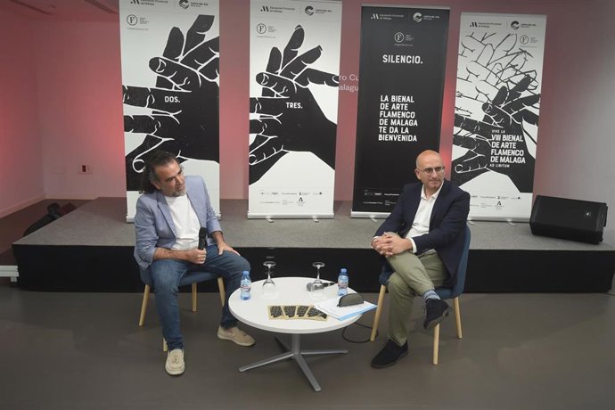 El diputado de Cultura, Manuel López, junto al cantaor jerezano David Lagos.