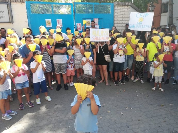 Archivo - Imagen de un acto de protesta de Escuelas de Calor en un colegio de Sevilla.