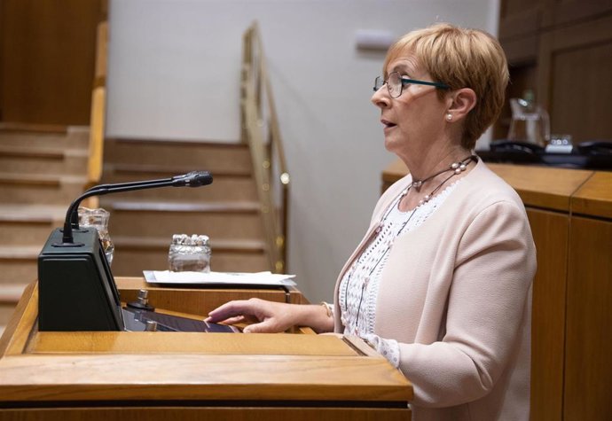 La consejera de Desarrollo Económico, Sostenibilidad y Medio Ambiente, Arantxa Tapia, en el pleno de control del Parlamento vasco, en Vitoria-gasteiz