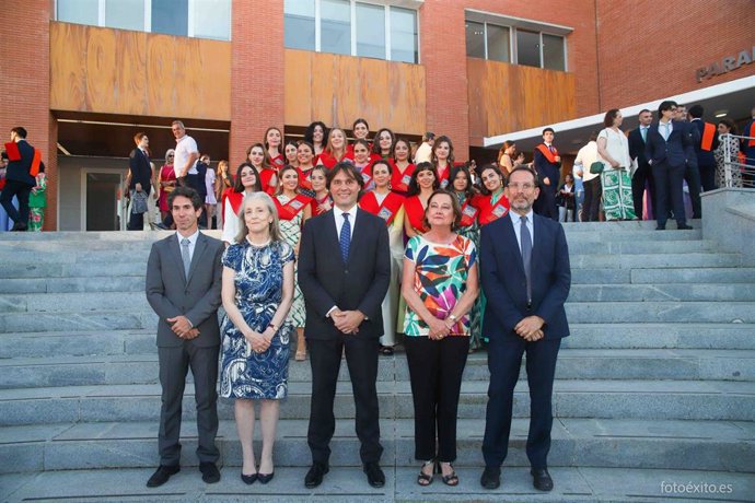 El rector de la Pablo de Olavide, Francisco Oliva, en el centro de la imagen, ha presidido la ceremonia de graduación en el Paraninfo de la Universidad.
