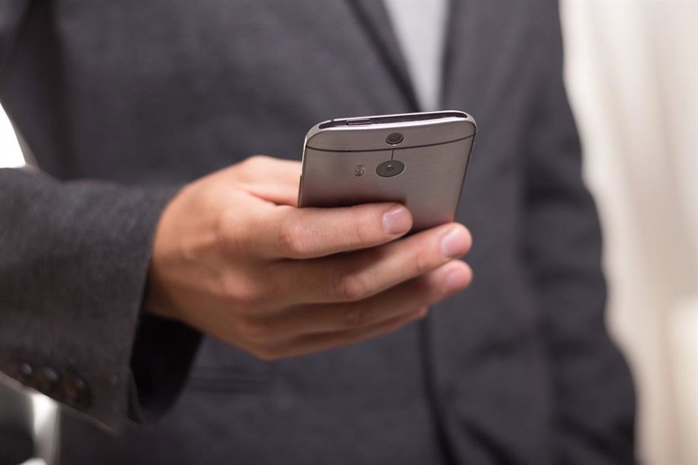 Un usuario maneja su teléfono móvil