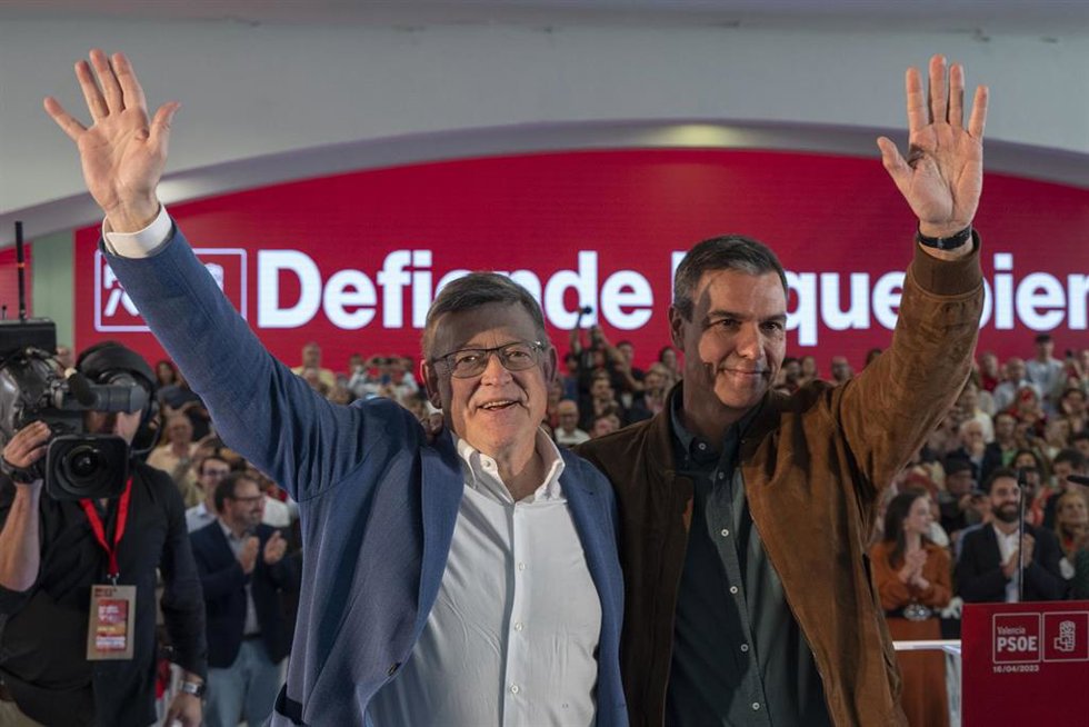 El secretario general del PSOE y presidente del Gobierno, Pedro Sánchez (d), y el presidente de la Generalitat de Valencia, Ximo Puig, en una imagen de archivo