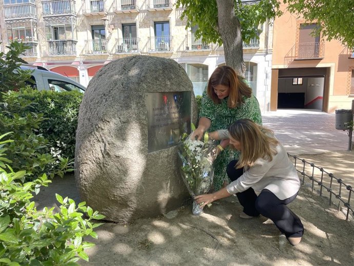 La alcaldesa, Clara Martín, y la concejal de Memoria Histórica, Ana Peñalosa, ofrecen un ramo de flores en el monolito a los deportados.