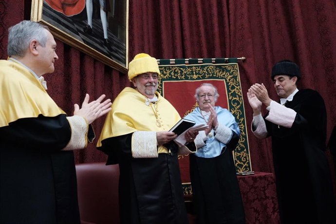 El rector de la Universidad Nacional Autónoma de México (UNAM), Enrique Luis Graue Wiechers, recibe el Honoris Causa de manos del rector de la Universidad de Sevilla (US), Miguel Ángel Castro.