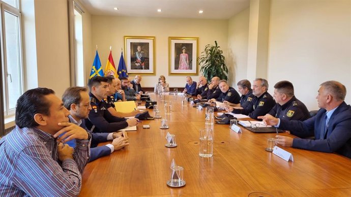 Reunión para preparar el dispositivo de seguridad para el partido entre el Real Oviedo y el Real Sporting de Gijón