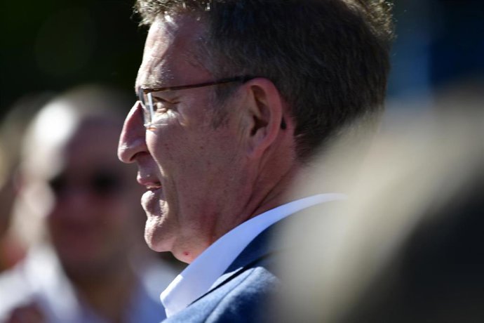 El presidente del Partido Popular, Alberto Núñez Feijóo, a su llegada a un acto de precampaña del Partido Popular de Ceuta, en el Parque Marítimo del Mediterráneo, a 4 de mayo de 2023, en Ceuta (España). 