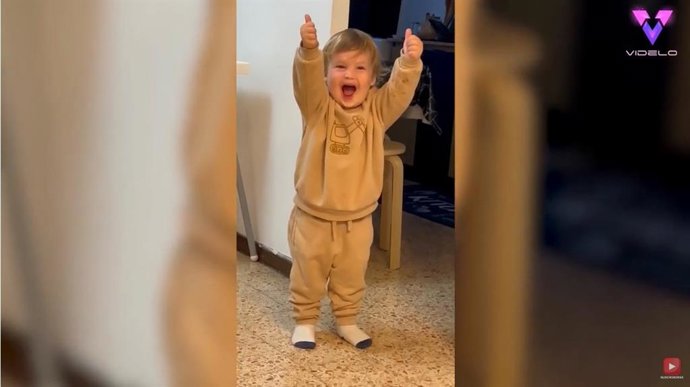 Mira la celebración de un gol de este niño de 2 años tras aprender a hacer el pulgar hacia arriba