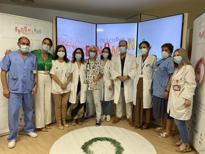 Profesionales del Servicio de Neumología y Alergología del Macarena realizan test para medir el nivel de inflamación bronquial.