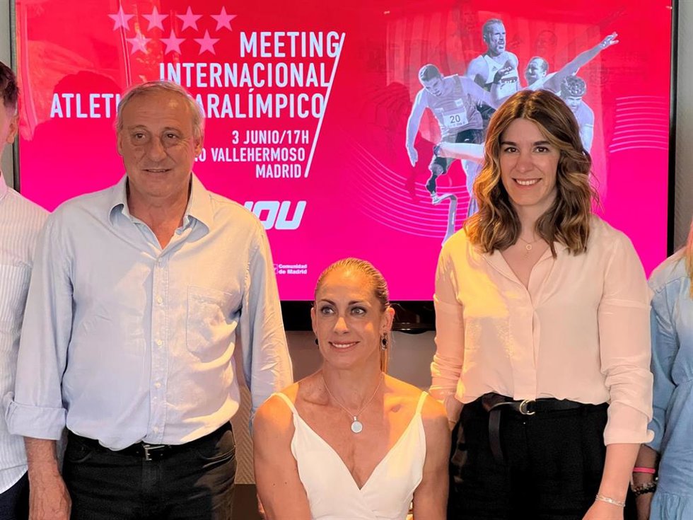 El campeón olímpico en 1.500 en Barcelona'92, Fermín Cacho, junto a la presidenta de Run Four Fou, Carmen Giménez, y la concejala de Deportes del Ayuntamiento de Madrid, Sofía Miranda.