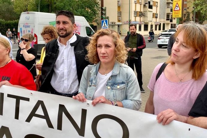 Los candidatos Susana Hornillo e Ismael Sánchez, en una concentración en Pino Montano.