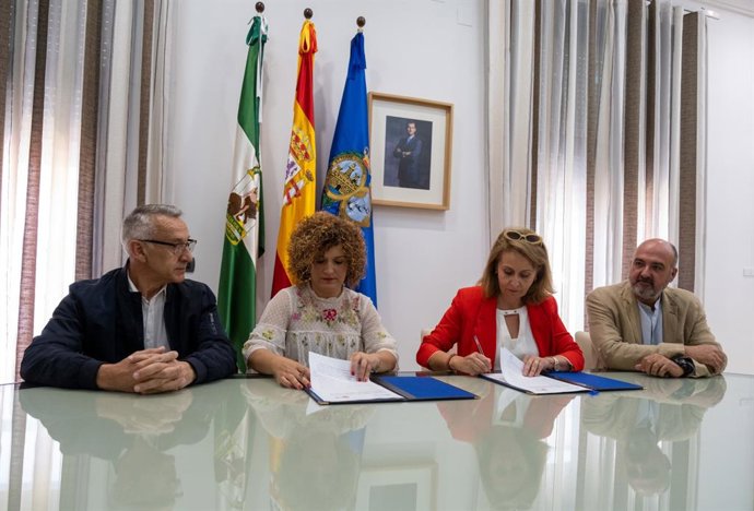 Imagen de la firma del acuerdo entre Diputación y UGT.