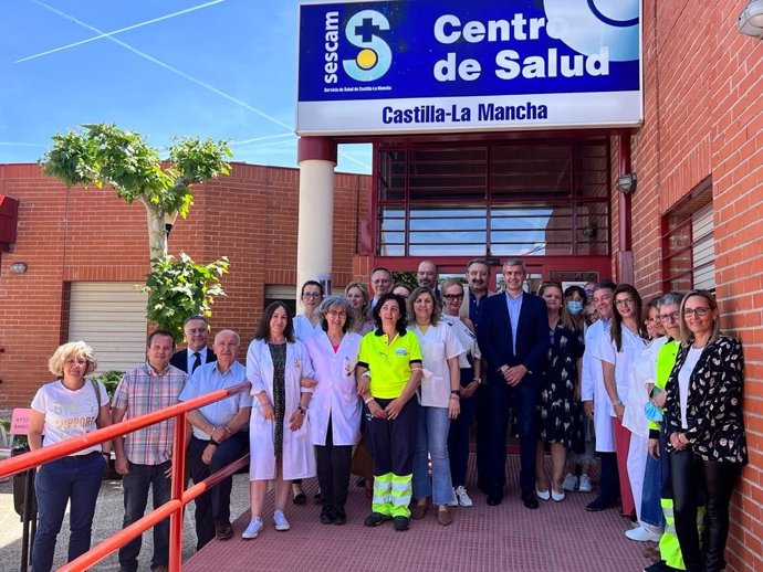 El consejero de Sanidad, Jesús Fernández Sanz, visita junto al alcalde de la localidad, Álvaro Gutiérrez, el Centro de Salud de Escalona.