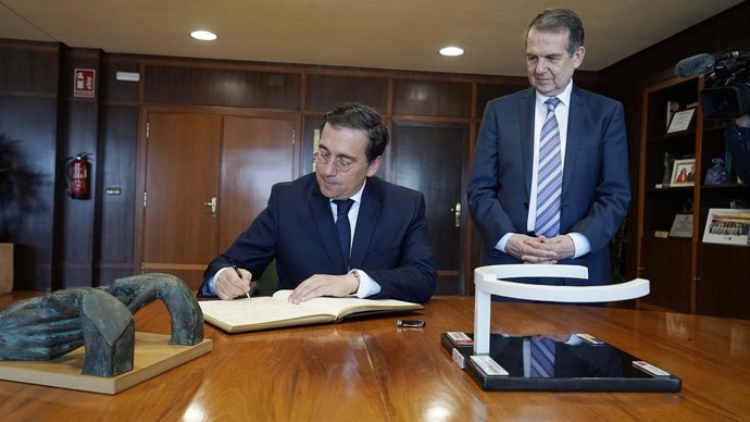 El ministro de Asuntos Exteriores, Cooperación y Unión Europea, José Manuel Albares (i), firma el libro de honor del Concello de Vigo durante un encuentro con el alcalde de Vigo y candidato a la reelección, a 5 de mayo de 2023, en Vigo, Pontevedra, Gali