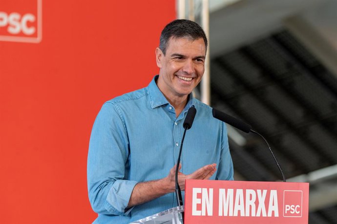 El presidente del Gobierno y secretario general del PSOE, Pedro Sánchez, interviene durante un acto de precampaña del PSC, en la Placa Fotovoltaica del Frum, a 4 de mayo de 2023, en Barcelona, Catalunya (España). 