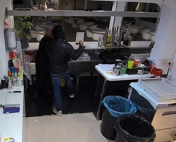 La Guardia Civil detiene a un hombre por dos robos en Cala Millor y Sant Lloren des Cardassar.