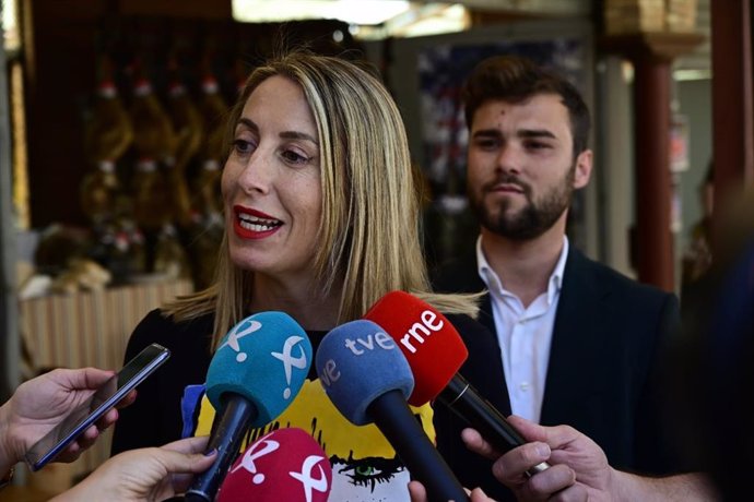 La candidata del PP a la Junta, María Guardiola, en el salón del jamon.