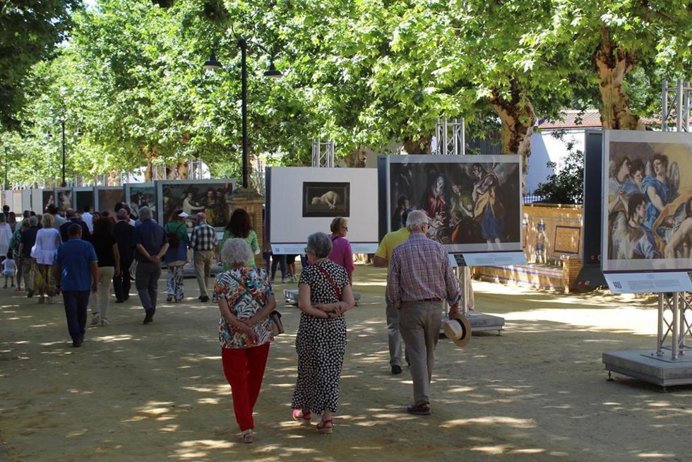 Exposición itinerante 'El Prado en las calles' instalada en la Alameda Alfonso XIII de Carmona.