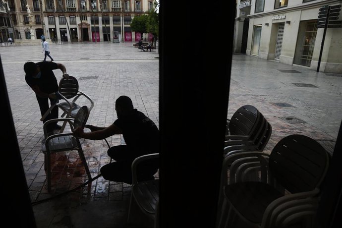 Archivo - Trabajadores en una imagen de archivo 