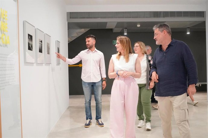 La presidenta del PP de Baleares y candidata al Govern, Marga Prohens, durante su visita al Centro Internacional de Fotografía Toni Catany.
