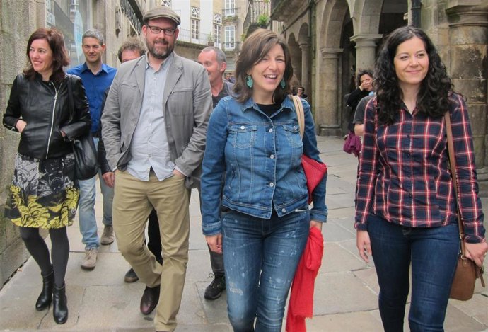 Archivo - Yolanda Díaz, coordinadora nacional de Esquerda Unida, con Martiño Noriega, cabeza de lista a la Alcaldía de Santiago por Compostela Aberta. 
