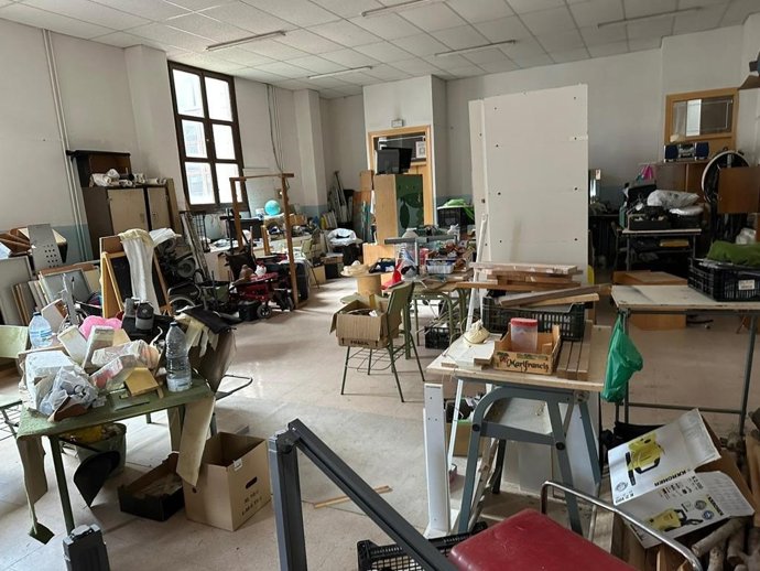 Archivo - Estado en el que estaba el antiguo IES Luis Buñuel después del desalojo a cargo de la Policía Nacional