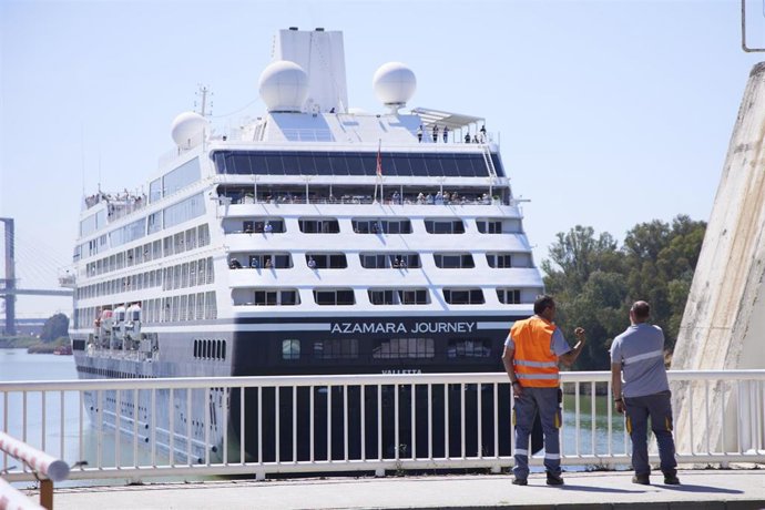 Archivo - El barco Azamara Journey zarpa de Sevilla tras su estancia en la semana de la Feria.